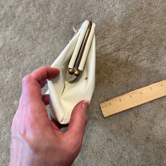 Vintage 1960s Ande’ White Faux Leather Handbag with Hinged Frame - Picture 4 of 12